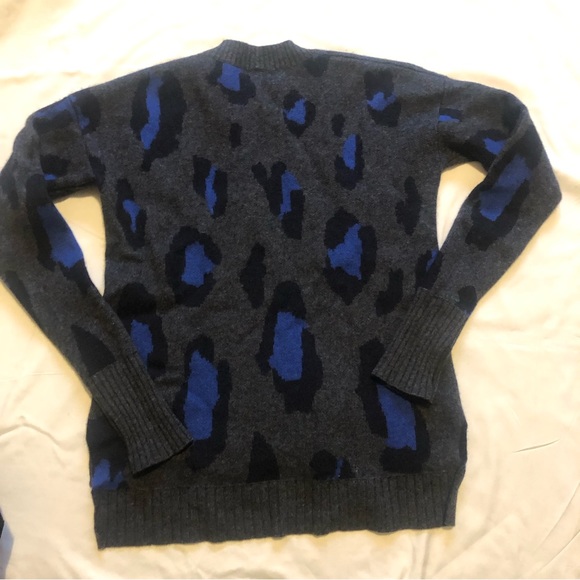 ❤️Athleta Wool Cashmere Crew Neck High Low Sweater Animal Print Grey Blue XS - Picture 4 of 8